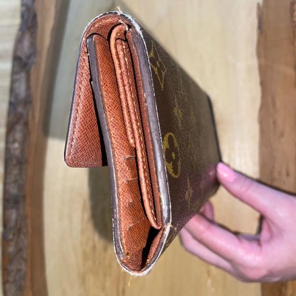 LOUIS VUITTON MONOGRAM INTERNATIONAL LONG WALLET - Picture 13 of 14